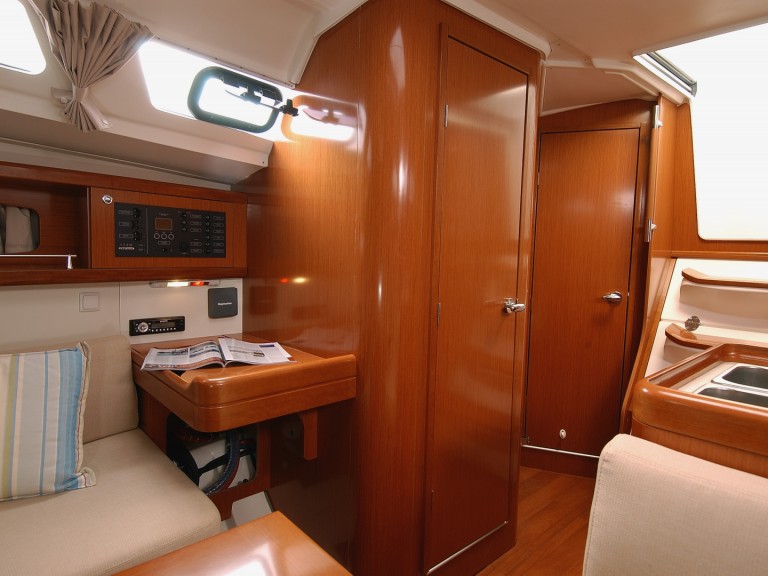 Rent a Bénéteau Oceanis 34 Empuriabrava