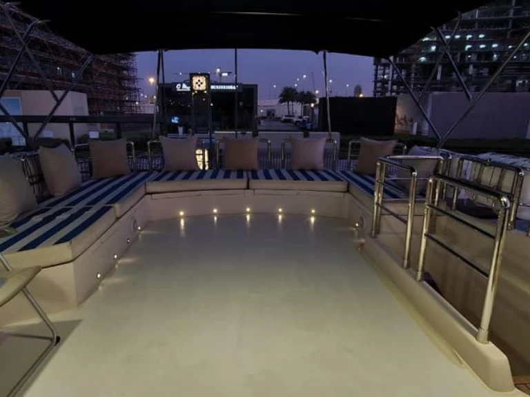 Boat rental de bris italian 85 in Dubai Marina on Samboat