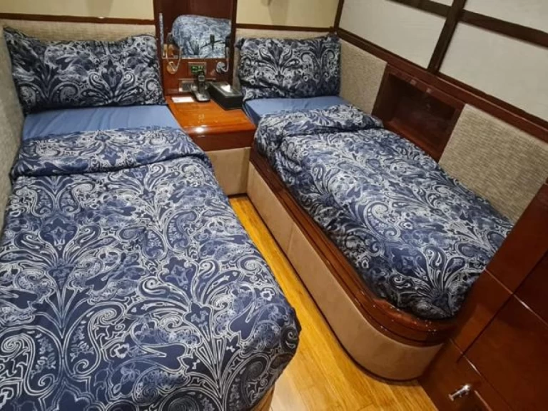 Luxury Yacht rental with or without captain de bris italian Dubai Marina