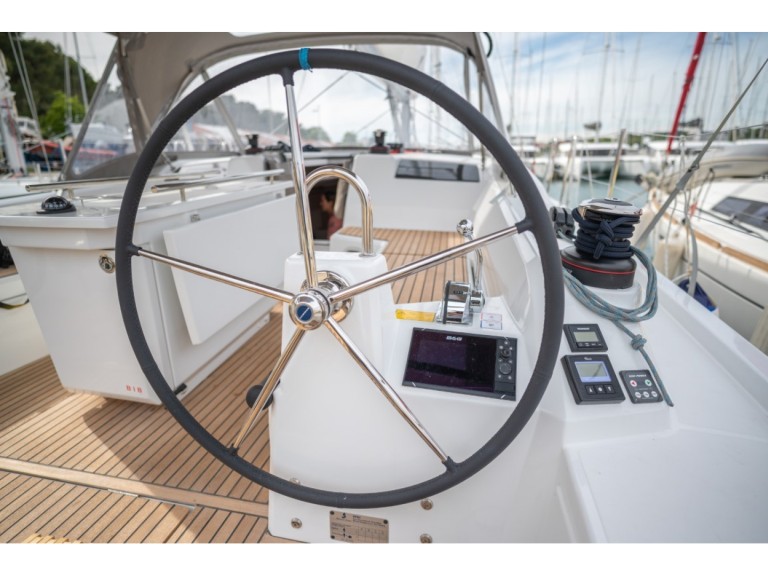 Rent a Bénéteau Oceanis 40.1 Pomer