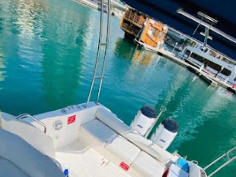 Motorboat rental in Dubai Marina - Gulf Craft - Majesty Yachts Majesty 33ft