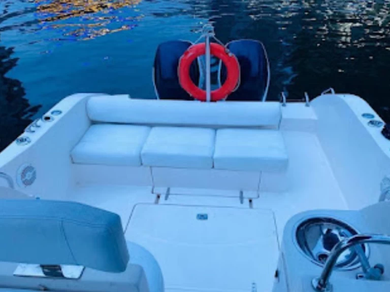 Motorboat rental with or without captain Gulf Craft - Majesty Yachts Dubai Marina