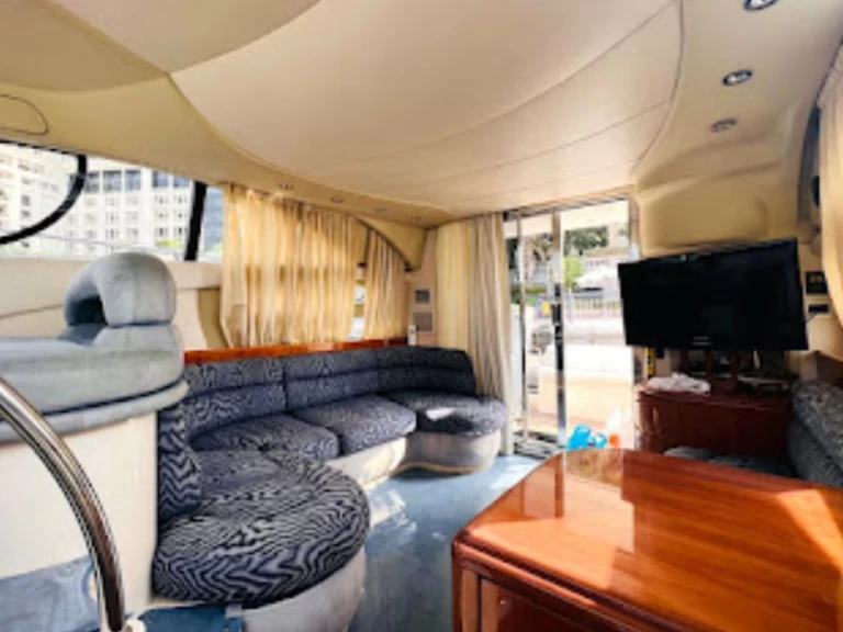 Motorboat for rent Dubai Marina at the best price