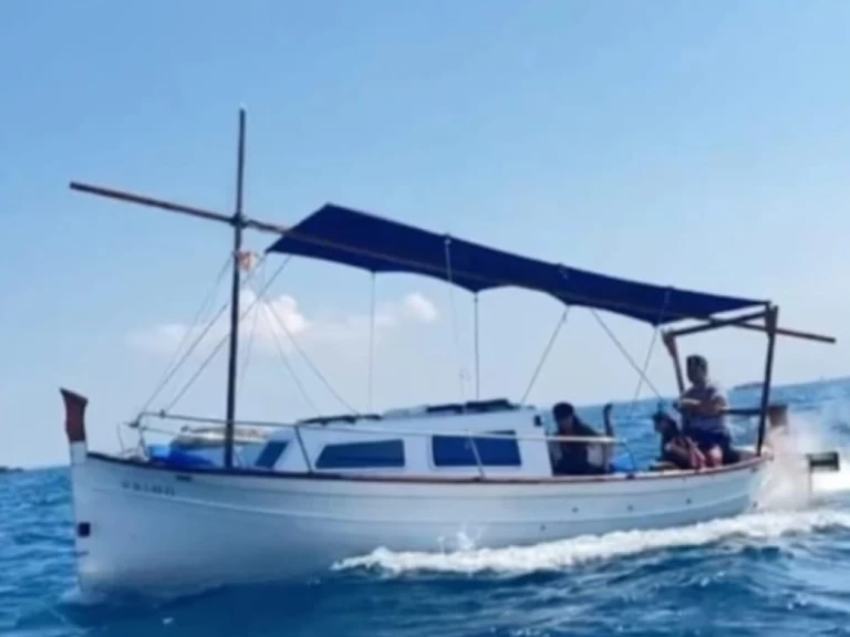 Bareboat Rental Motorboat Majoni with a boat licence