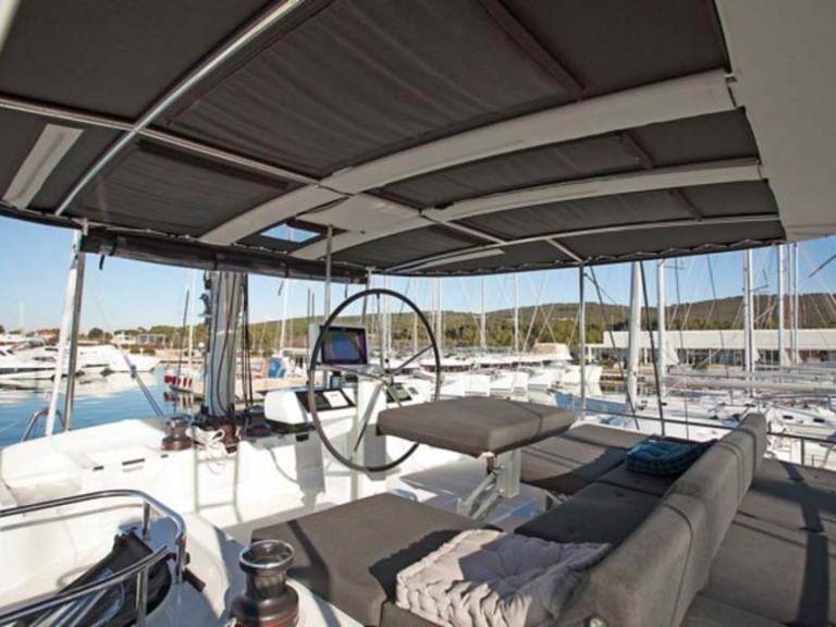 Boat rental Lagoon Lagoon 52 F in Sant Antoni de Portmany on Samboat