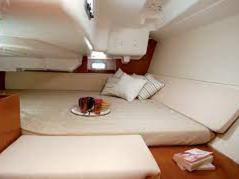 Bénéteau Oceanis 37 in La Spezia on SamBoat