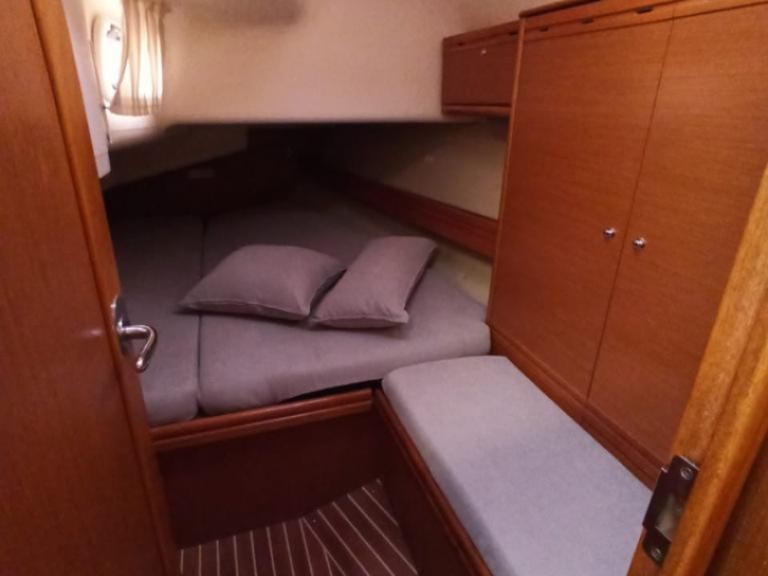 Sailboat for rent Volos at the best price