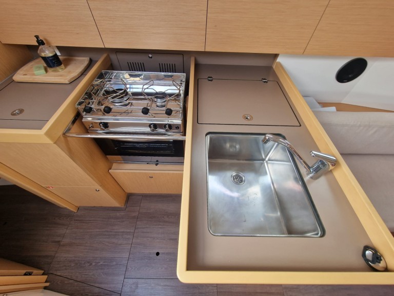 Rent a Bénéteau Oceanis 38.1 (3 Cab) La Trinité-sur-Mer