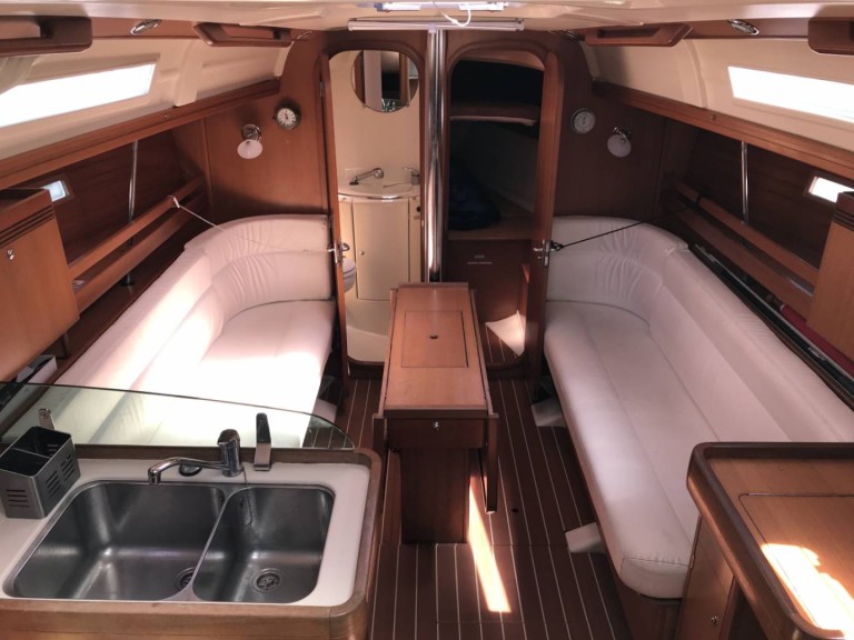 Boat rental Dufour Dufour 34 in La Rochelle on Samboat