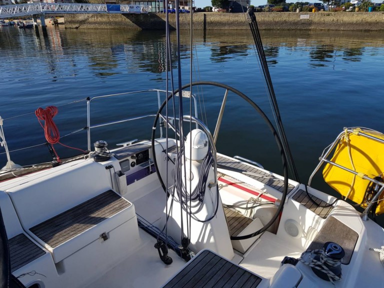 Sailboat rental in Larmor-Plage - Dufour Dufour 34