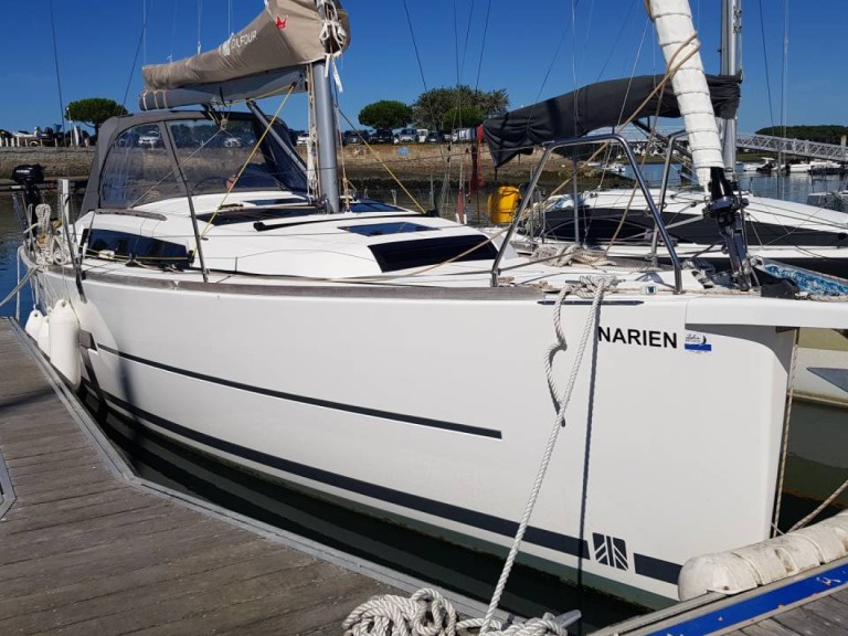 Boat rental Dufour Dufour 360  in Larmor-Plage on Samboat