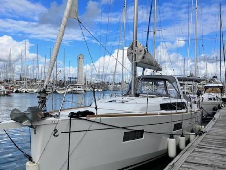 Boat rental Bénéteau Oceanis 38.1 in Larmor-Plage on Samboat