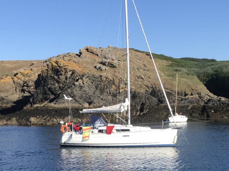 Yacht charter Larmor-Plage cheap Oceanis 31