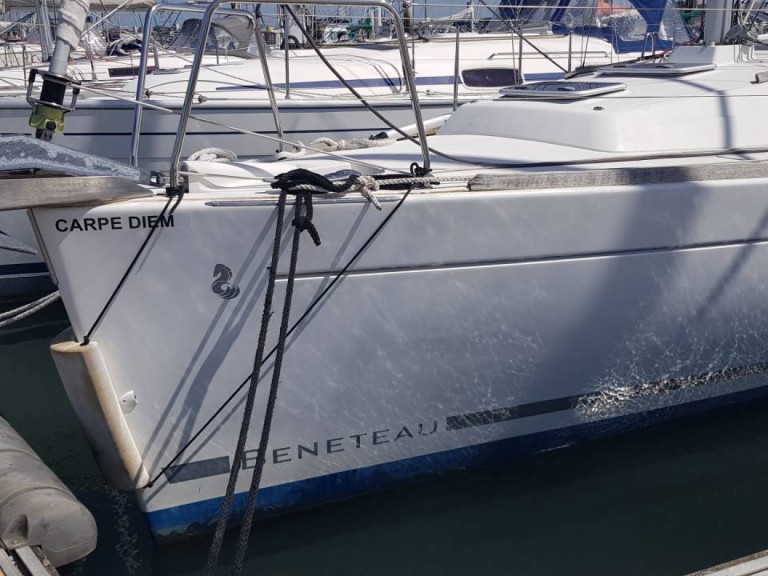Bénéteau Oceanis 31 charter bareboat or captained in  Larmor-Plage