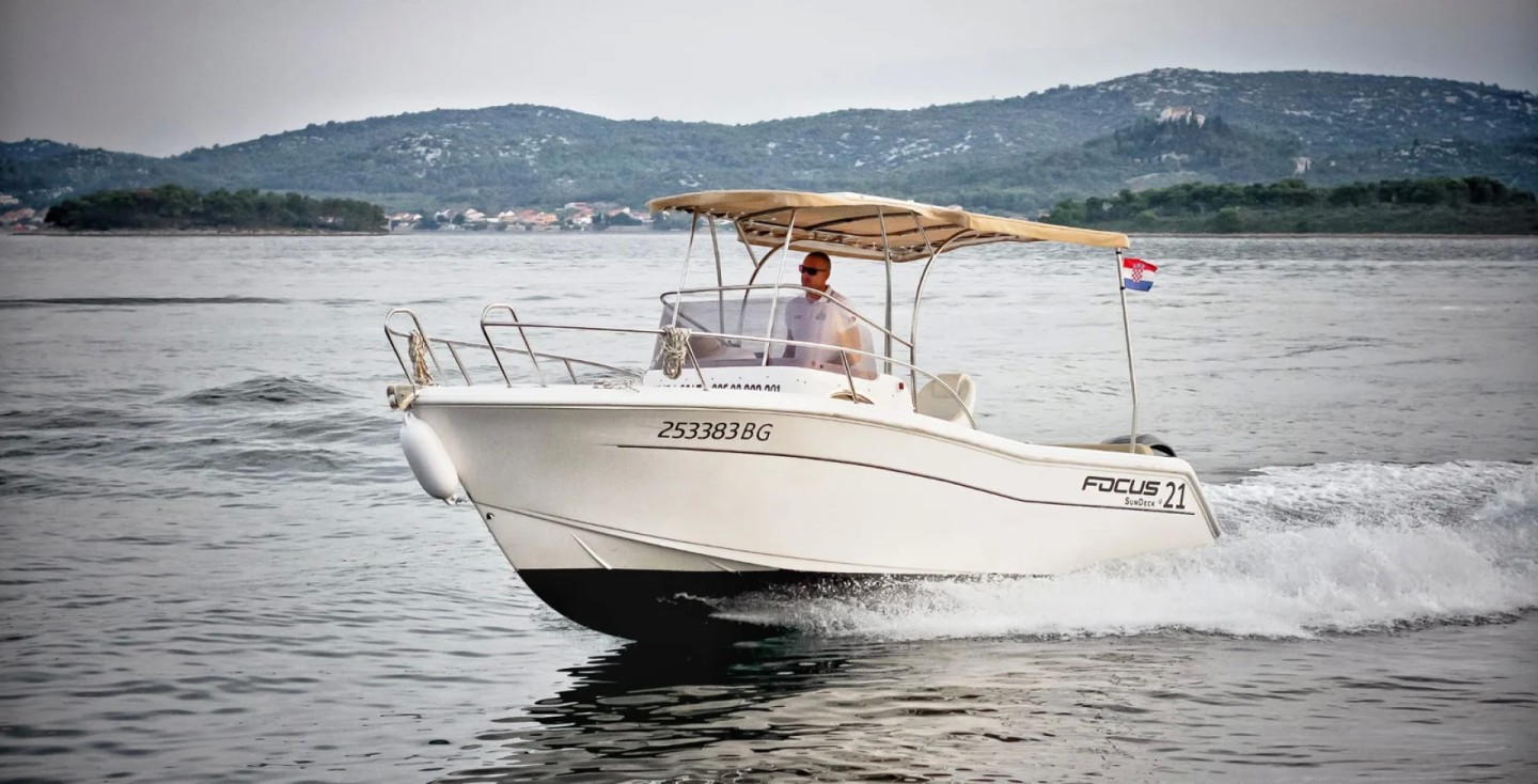 Rent a Motorboat Focus 21 in Sveti Filip i Jakov (Focus 21) | SamBoat