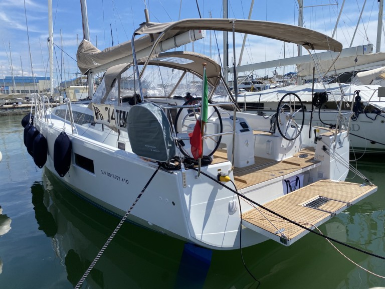 Yacht charter Piombino cheap Sun Odyssey 410