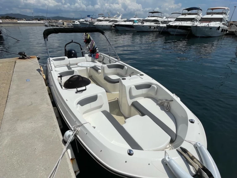 Boat rental Bayliner Element E7 in Hyères on Samboat
