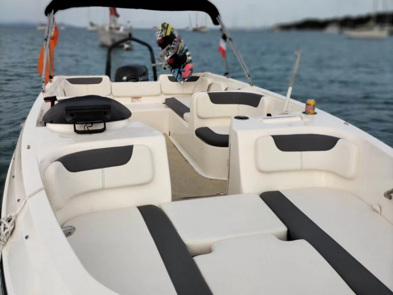 Motorboat rental in Hyères - Bayliner Element E7