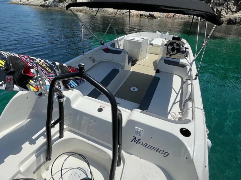 Boat rental Bayliner Element E7 in Hyères on Samboat