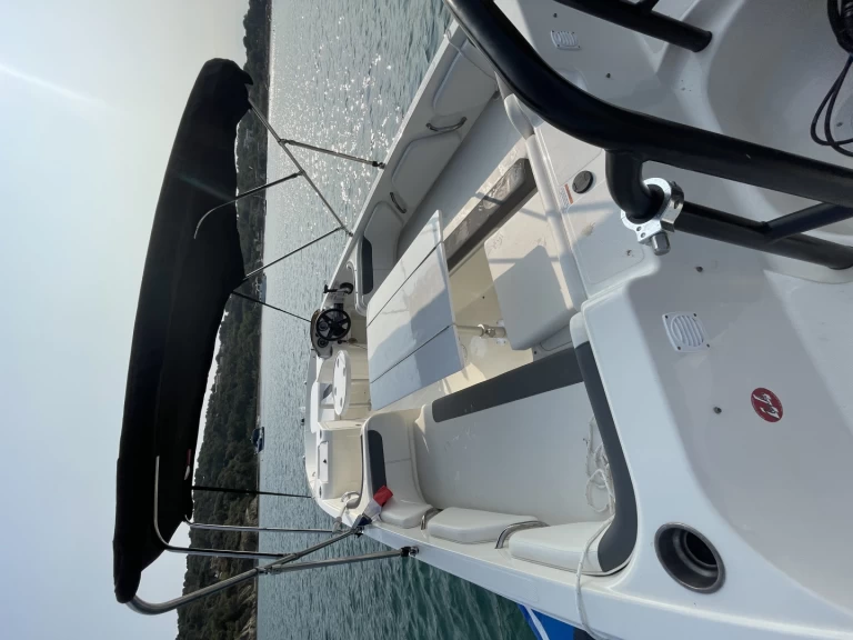 Bareboat Rental Motorboat Bayliner with a boat licence