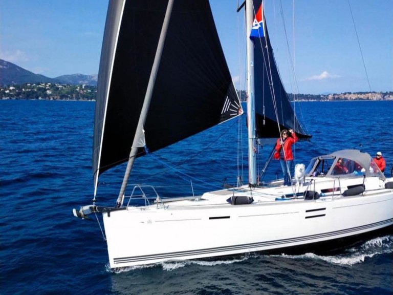 Sailboat for rent Marseille at the best price