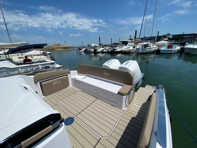Bareboat Rental Motorboat Ranieri with a boat licence