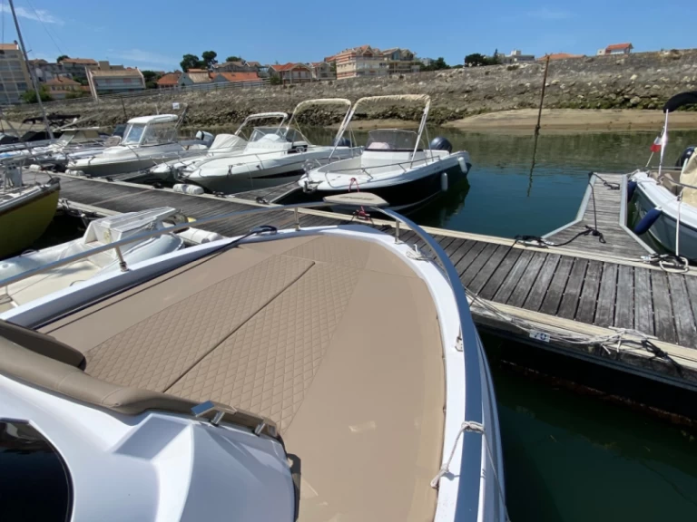 Bareboat Rental Motorboat Ranieri with a boat licence