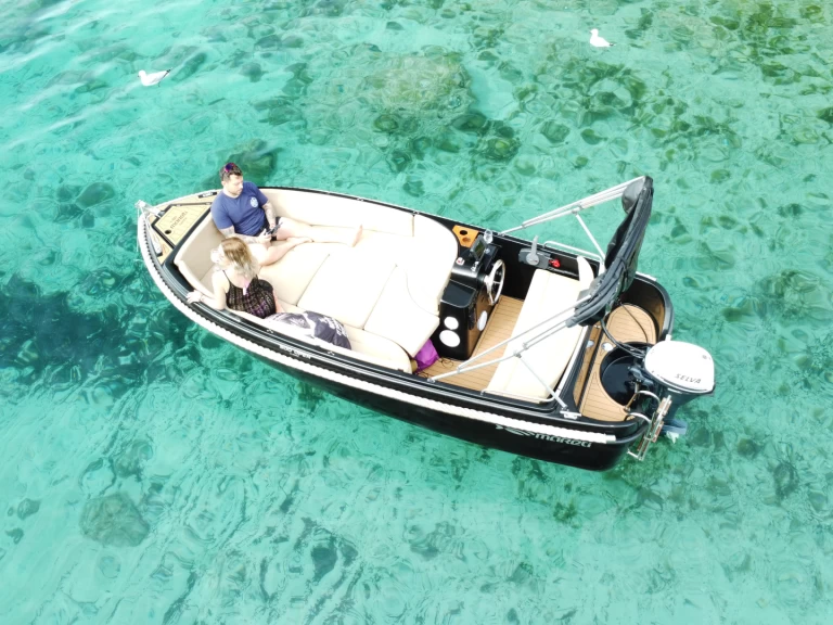 Bareboat Rental Motorboat Mareti with a boat licence