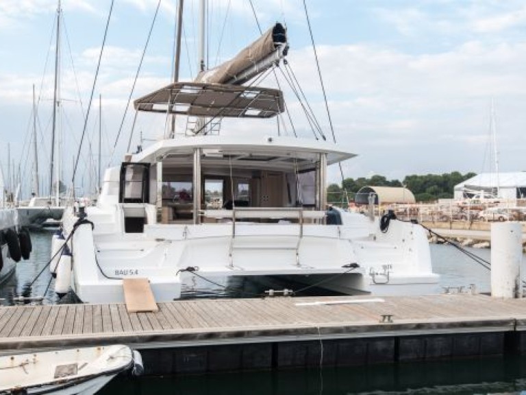 Yacht charter Le Marin cheap Bali 5.4