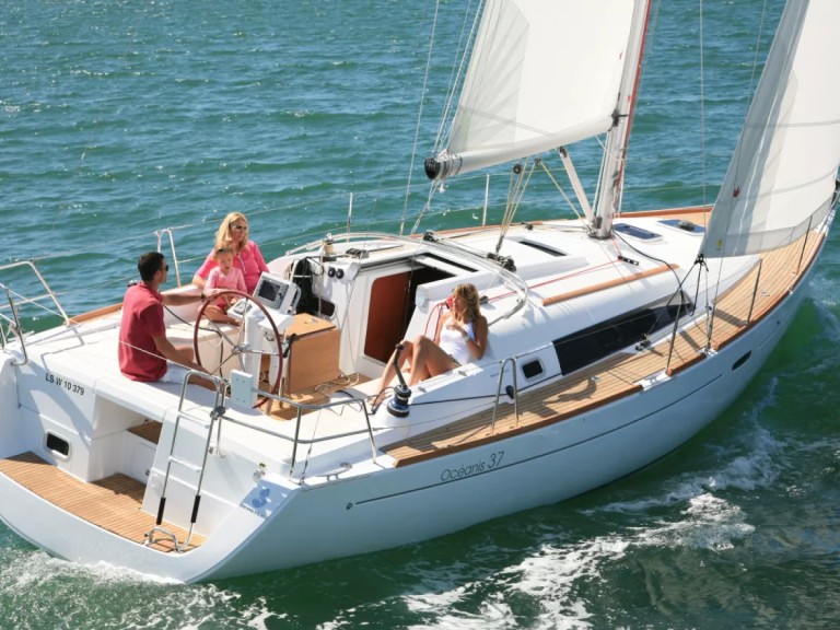 Bénéteau Oceanis 37 in La Trinité-sur-Mer on SamBoat