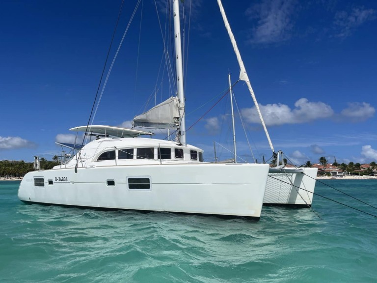 Catamaran rental in La Trinité-sur-Mer - Bénéteau Lagoon 380