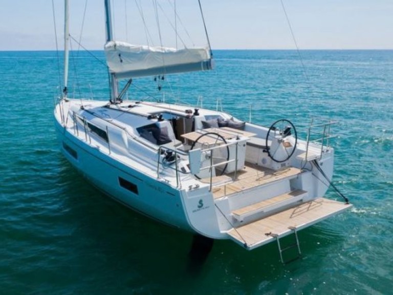 Boat rental Bénéteau Oceanis 40.1 in Port du Crouesty on Samboat