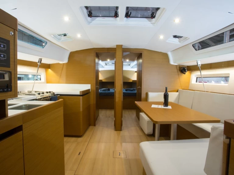 Sailboat for rent Alimos at the best price