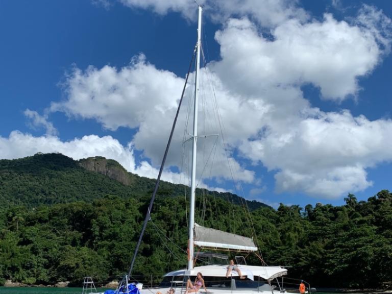 Boat rental Unknown CatFlash 43 in Marina Farol de Paraty on Samboat