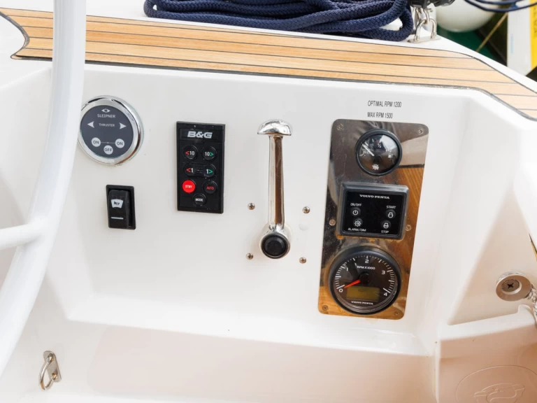 Yacht charter Zadar cheap Cruiser 34