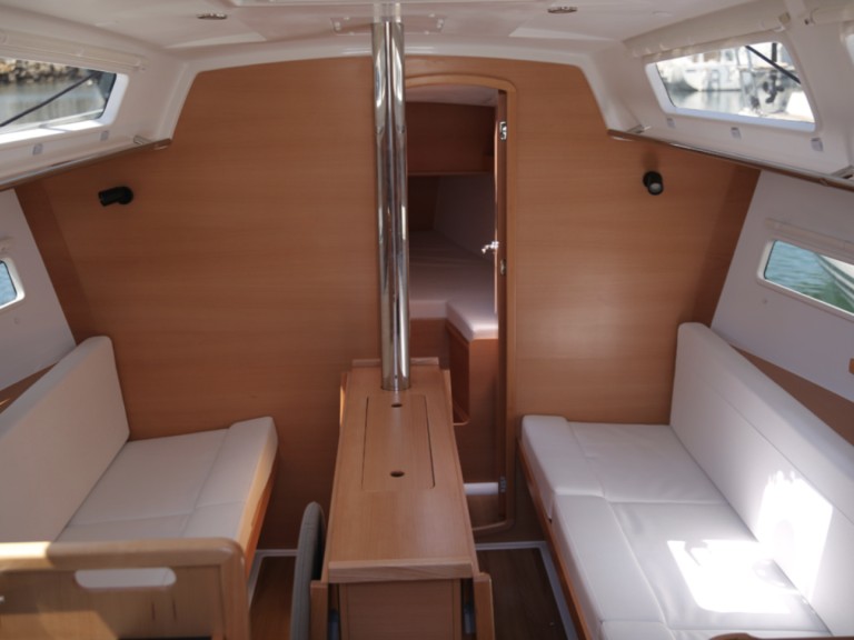 Yacht charter La Trinité-sur-Mer cheap Sun Odyssey 319
