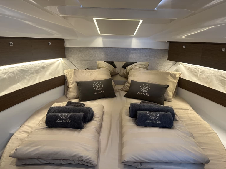 Bareboat Rental Motorboat Jeanneau with a boat licence