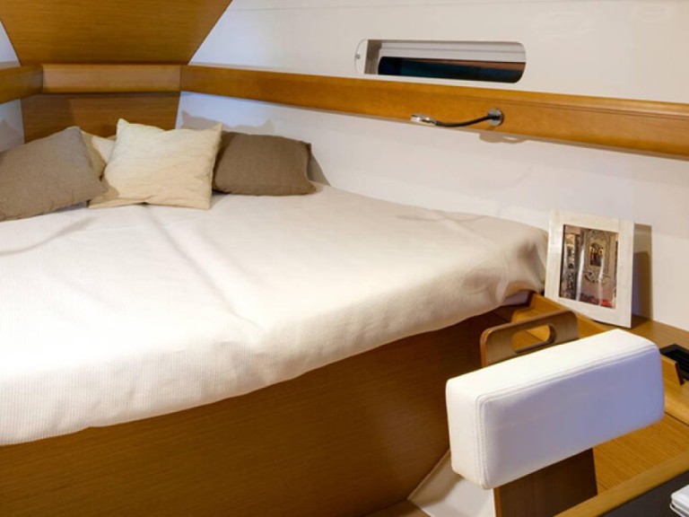 Sailboat rental with or without captain Jeanneau Alimos