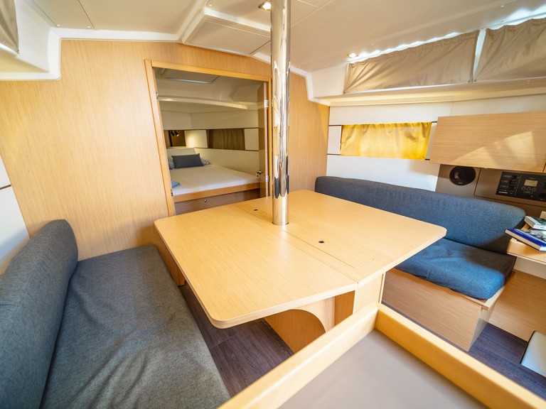 Bénéteau Oceanis 381 in Mataró on SamBoat