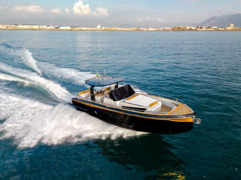 Motorboat for rent Positano at the best price