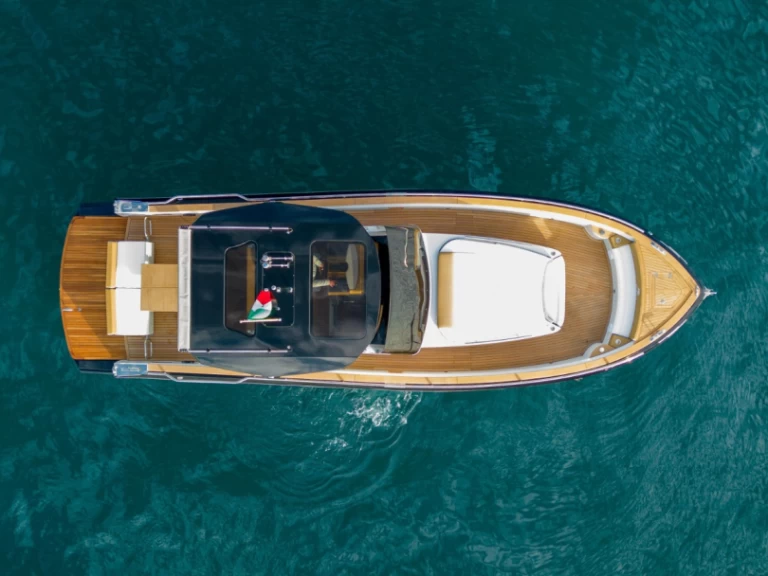 ITALUYRE CLASSIC 38 charter bareboat or captained in  Positano