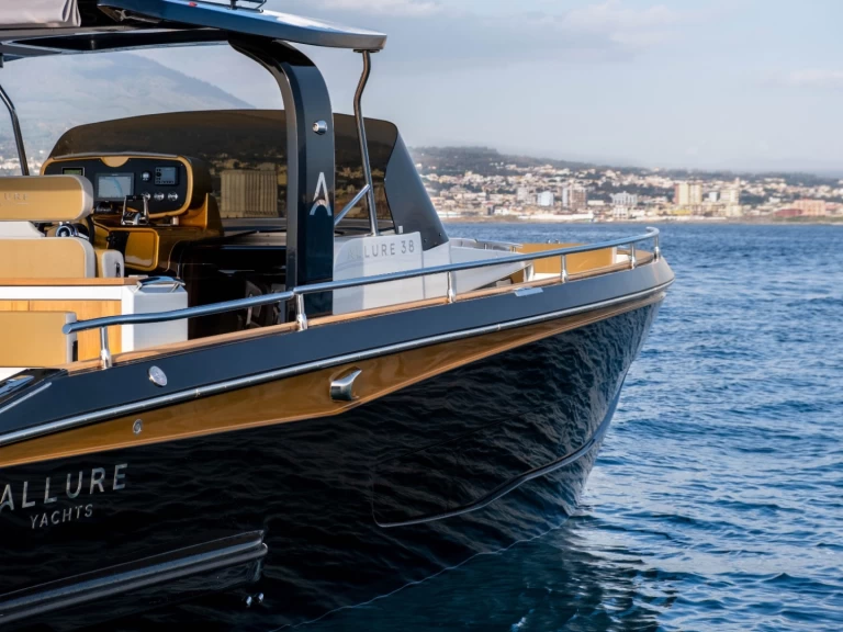 Rent a ITALUYRE CLASSIC 38 Positano