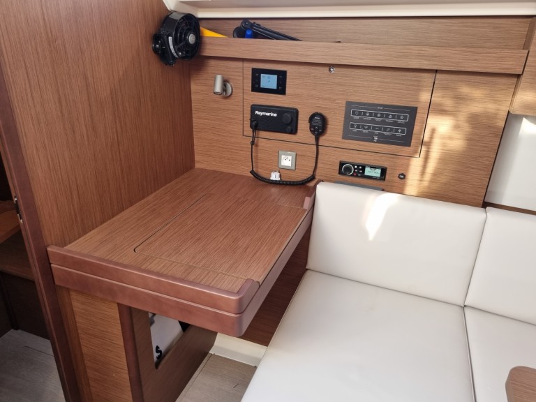 Sailboat rental in Olbia - Bénéteau Oceanis 40.1