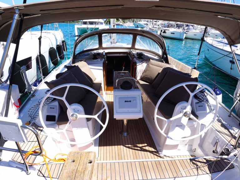 Sailboat rental in Gouvia - Bavaria Cruiser 34