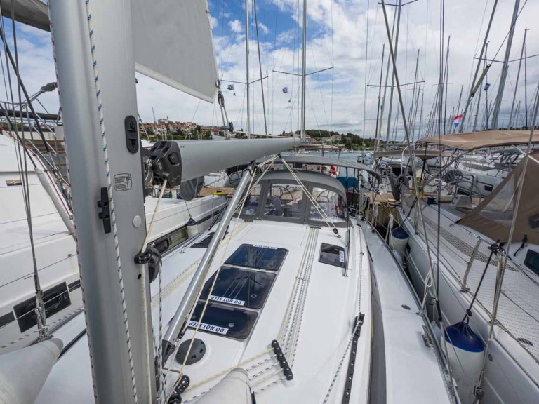 Rent a Bavaria Cruiser 37 Pula