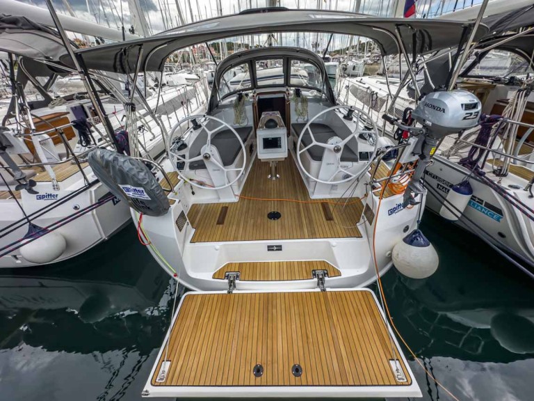 Rent a Bavaria Cruiser 37 Pula