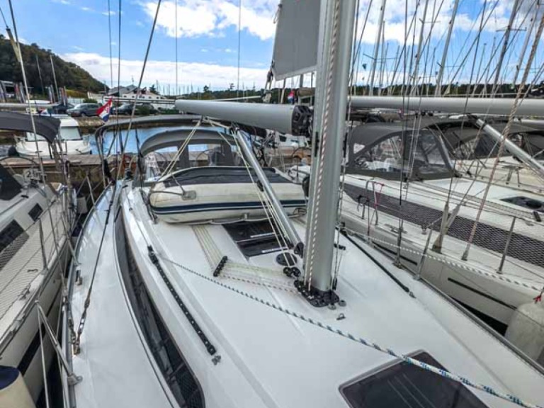 Sailboat rental in Pula - Bavaria Cruiser 37