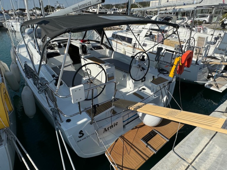 Boat rental Bénéteau Oceanis 34.1 in Sukošan on Samboat