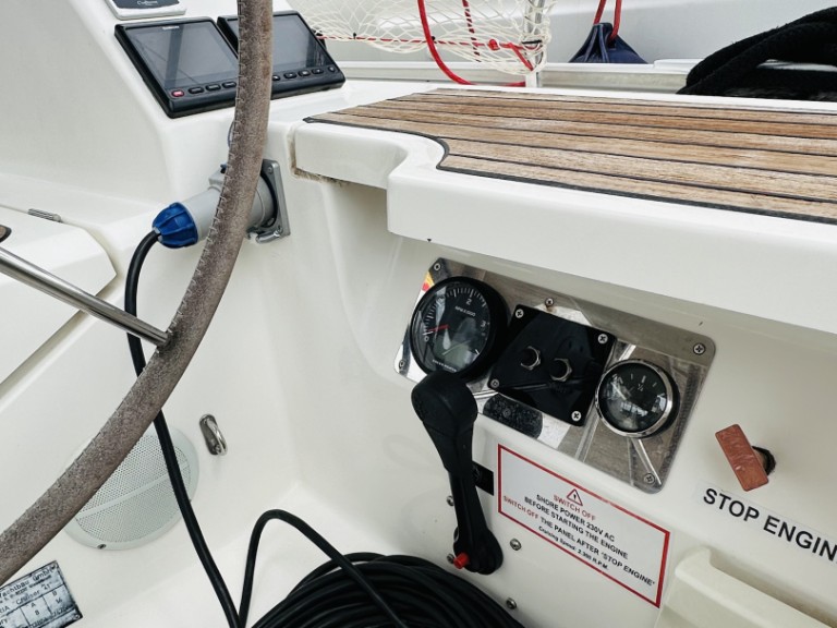 Bavaria Cruiser 41 in Alimos on SamBoat