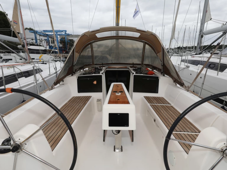 Yacht charter Šibenik cheap Dufour 350 Grand Large